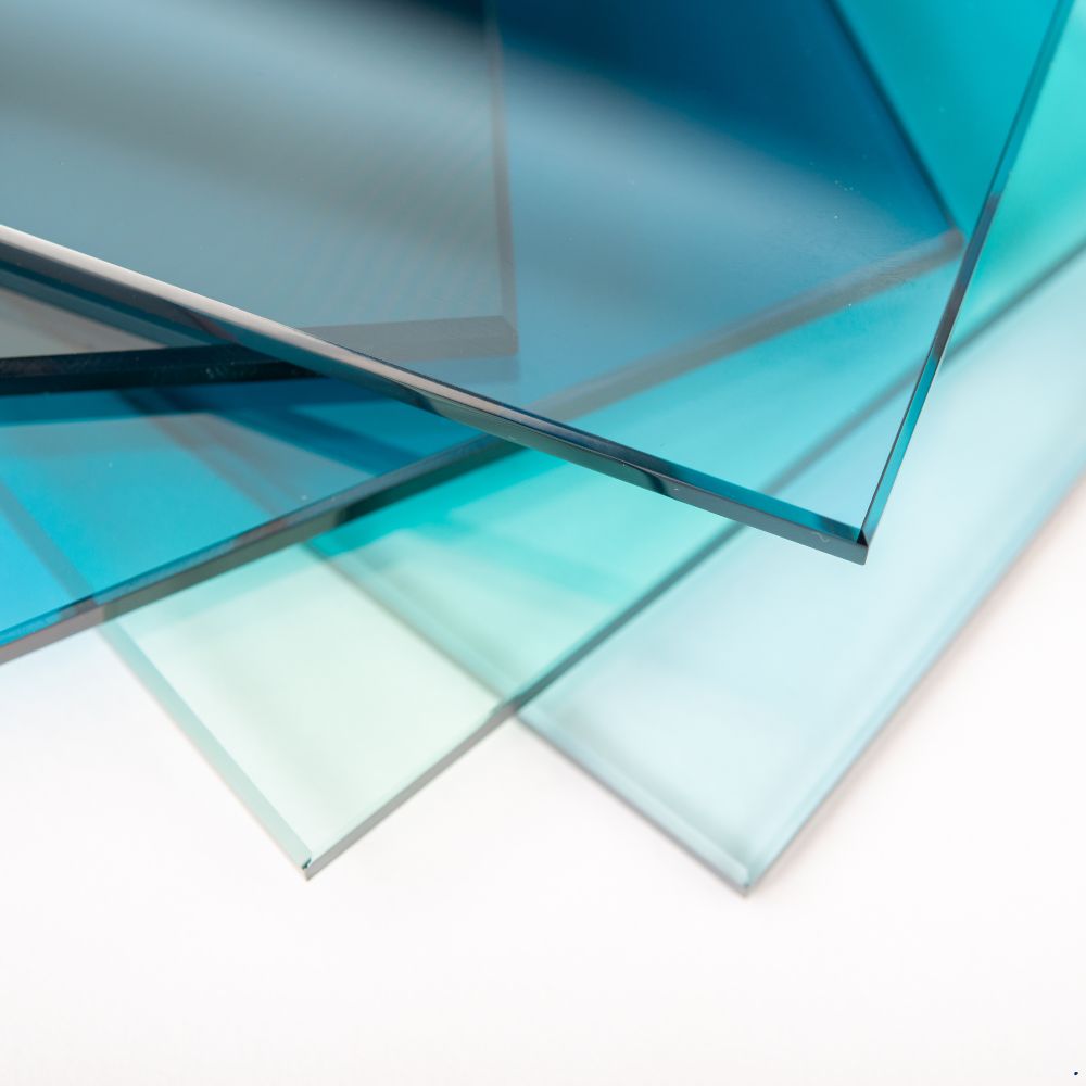 Sheets of Factory manufacturing tempered clear float glass panels cut to size